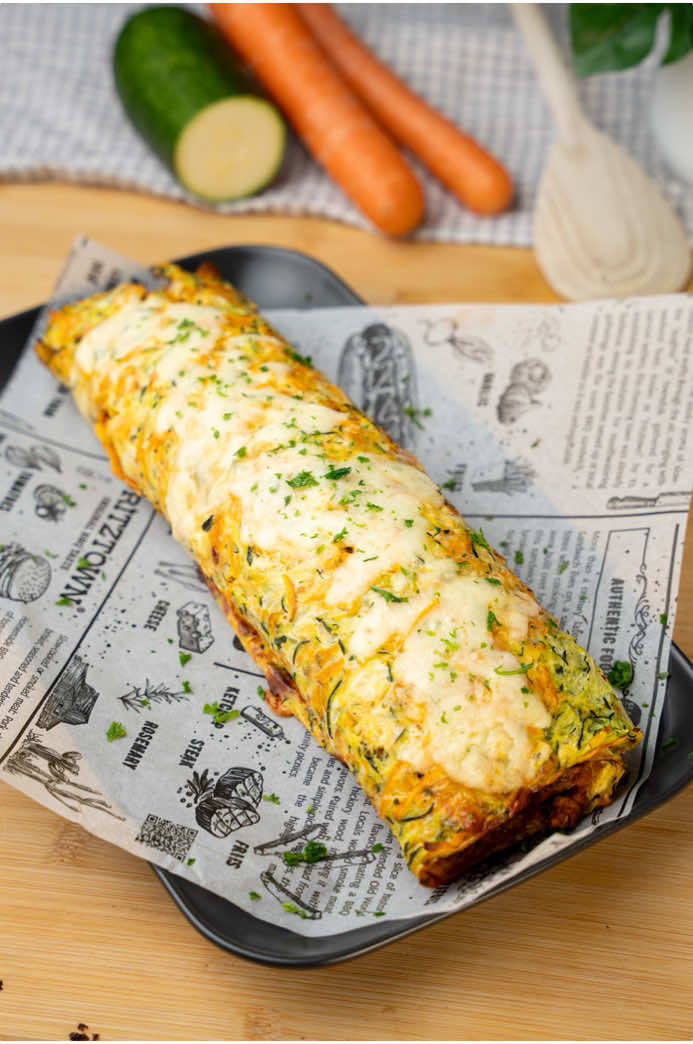 Zutaten: ▶️300 g Zucchini ▶️100 g Karotte ▶️70 g Reibekäse light ▶️2 Eier ▶️60 g griechischer Joghurt (0,2%) ▶️Gewürze (Salz, Pfeffer und Chili) Füllung:  ▶️5 g Olivenöl + 150 g Rinderhack ▶️50 g Sellerie ▶️50 g Zwiebeln ▶️50 g Karotte ▶️10 g Tomatenmark ▶️100 ml passierte Tomaten ▶️Gewürze nach Wahl (hier Mischung pikant) ▶️Etwas Reibekäse light als Topping . Nährwerte: ✅864 kcal  ✅44 g Fett ✅31 g Kohlenhydrate ✅84 g Protein . ▶️Zubereitung: bei 180 Grad Ober/Unterhitze ca. 25-30 min.   ▶️Zubereitung Hackfleisch Füllung : Zwiebeln, Sellerie und Karotte fein würfeln. Olivenöl in der Pfanne erhitzen und das Rinderhack darin anbraten, bis es Farbe bekommt. Das geschnittene Gemüse hinzufügen und 3–4 Minuten mit anbraten. Tomatenmark einrühren und kurz mitrösten. Mit den passierten Tomaten ablöschen. Mit Gewürzen nach Wahl (z. B. pikante Mischung, Salz, Pfeffer) abschmecken. 5–7 Minuten köcheln lassen, bis das Gemüse weich ist. . #eiweissreich #einfacherezepte #abendessen #proteinreich #abnehmrezepte 