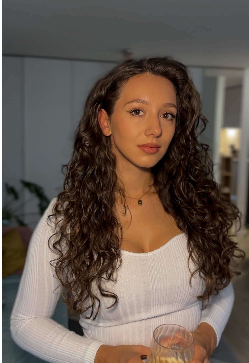 Când mi-am dat voie să merg singură, am descoperit că nu e un act de curaj, ci de sinceritate. Și că sinceritatea asta a fost lumina care i-a adus spre mine pe cei care trebuiau să vină.🌞 #iubire #MentalHealth #metime #nouinceput #fy 