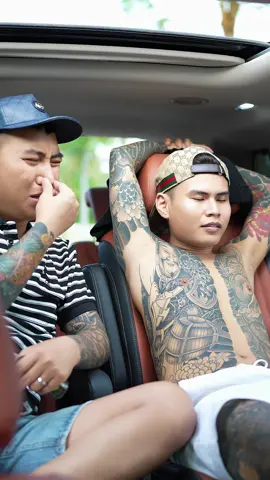 Rồi đưa tay lên qài vậy 🤣🤣