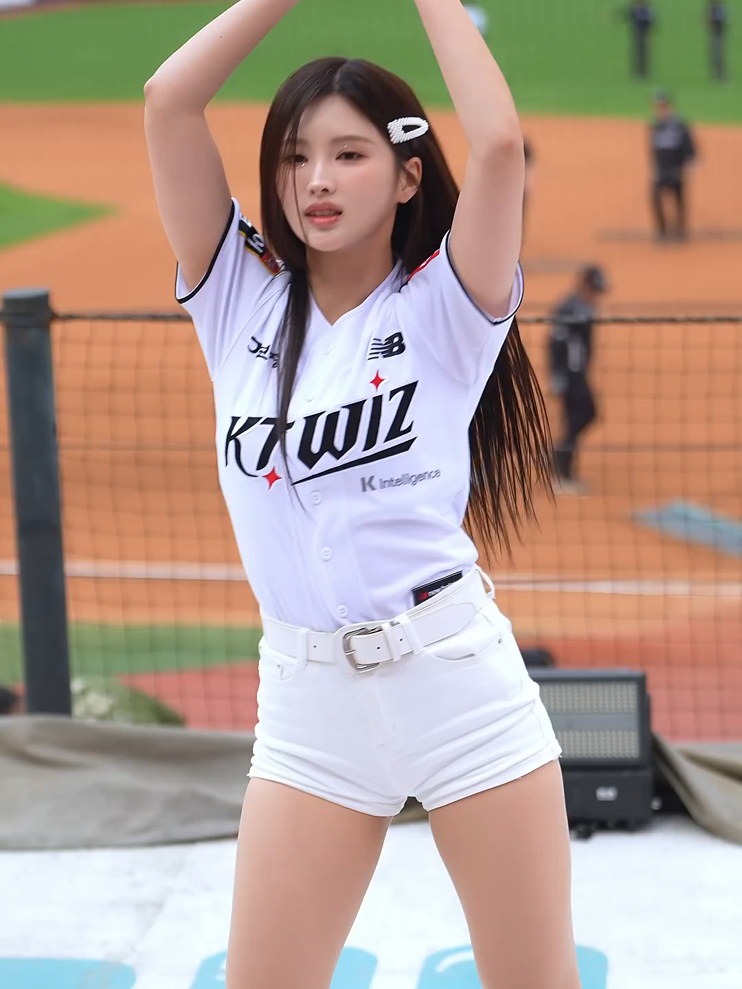 김정원 치어리더의 치멱정인 표정과 춤선