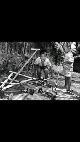 “Masa kecil tak meminta banyak—hanya teman, sore yang panjang, dan permainan yang membuat dunia terasa lengkap.” #nostalgia90an  #permainanjadul  #fypシ゚  #kenangan  #masalalu 