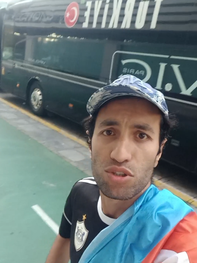 Türkiye Avtobusunu çəkdim. Azerbaycan bayrağımla.) Mənim ṣəhərim Sevilyada İspanya-Türkiye Dünya çempionatı qrup oyununda üz-üzə gəlir.⚽ Azərbaycan :)💓🇦🇿 Sevilyadan yenu Videolar gəlir 🔥 (Cartuja stadionu, 20:45 Avropa vaxtı ilə) #millitakım #türkiye #ispanyatürkiye #sevilla #Azərbaycan @Selección española @WorldCup2026 