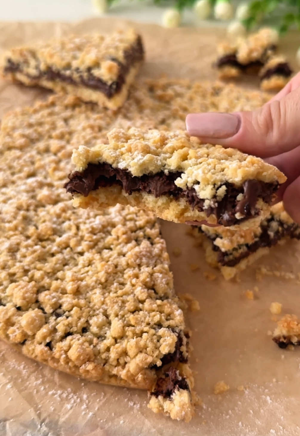 Un dolcetto semplice, veloce ma davvero pazzesco 🤩 questa CROCCANTELLA ALLA NUTELLA 🍫 è croccante fuori e super cremosa dentro, a casa mia non è durata neanche un giorno, chissà come mai 🙄😍 Ingredienti: 200 g di farina 00 200 g di Nutella 50 g di burro 50 g di zucchero 1 uovo 1 pizzico di sale mezza bustina di lievito per dolci q.b. vaniglia q.b. zucchero a velo Procedimento: In una ciotola mettete la farina, lo zucchero, il lievito, la vaniglia, il sale, il burro a temperatura ambiente e mescolate velocemente con una forchetta, unite poi l'uovo e formate con composto sbricioloso. Trasferite metà frolla in una tortiera foderata con carta forno, aggiungete Nutella a sentimento e distribuitela su tutta la superficie, coprite poi il ripieno con la frolla sbriciolata rimasta. Cuocete la croccantella alla Nutella in forno preriscaldato a 180 gradi per 20/25 minuti e guarnitela poi con una spolverata di zucchero a velo. 👩🏻‍🍳 La RICETTA completa e dettagliata sul mio blog CUCINA FACILE CON ELENA 🧁🔸blog.giallozafferano.it/cucinafacileconelena/🔸 (link diretto in BIO) 😘 #croccantella #nutella #sbriciolata #crostata #dolce