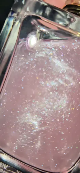 Discret dar impunator, dulce dar nu...  e ciudat, nu stiu cum sa explic mirosul asta #perfume #lastar #shimmer #unique #gift 