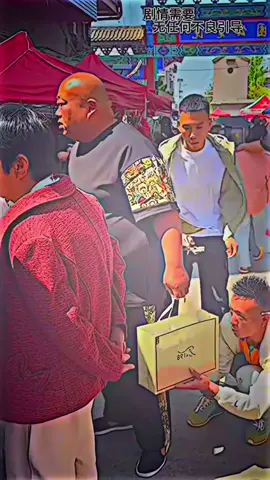 #qosol #shactiro #somalitiktok #somaliqosol #caption Markaad iska dhigto inaad degan tahay balse camera-ga ku qabto 😂📸