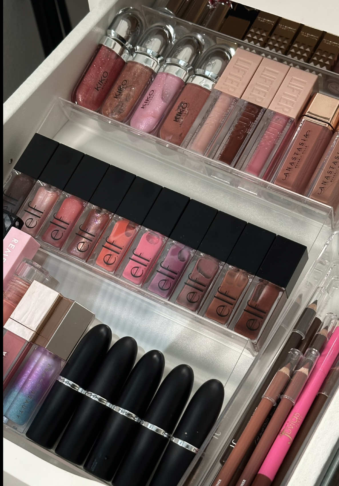 one product that has me in a chokehold 🙂‍↕️  #lipglosscollection #lipglosses #makeupcollection #girlyaesthetic #blackgirllipcombo 