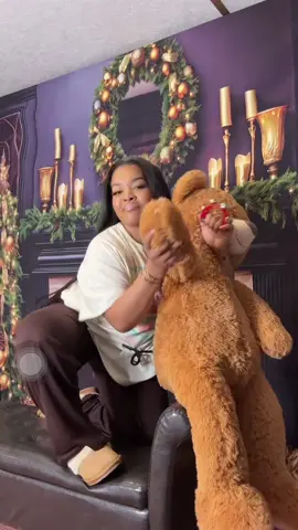 Trying to improve the mood of my slumpy studio bear that we named Montclair 🐻 - Day 1-2 of pajama minis went so good ! All selection galleries have been delivered 🌲📸🧸 #meramerrychristmas #CHRISTMASMINIS #PHOTOGRAPHER #photostudio #teddybear 