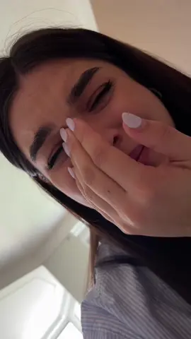 Au fost nopți în care plângeam în tăcere și mă rugam cu toată ființa mea. Nopți în care speranța și durerea se țineau de mână. Ani în care întrebarea „De ce eu?” îmi răsuna în minte iar sufletul meu se lupta să nu renunțe. Infertilitatea nu e doar un cuvânt. E o rană invizibilă. E un drum lung, greu, plin de analize, tratamente, eșecuri și mici licăriri de speranță. E o luptă pe care nu o vezi la exterior, dar care îți schimbă inima pentru totdeauna. După ani de rugăciuni, lacrimi și putere adunată din locuri în care nu știam că există…minunea mea a venit. O fetiță! 🪽Apoi un băiețel!🪽 Răspunsul la toate rugăciunile mele. Dovada că miracolele ajung exact atunci când trebuie. Astăzi nu mai privesc înapoi cu durere, ci cu recunoștință. Pentru că drumul greu m-a transformat. M-a făcut mai blândă. Mai puternică. Mai mamă înainte de a fi mamă. 💗🩵Iar ei….sunt lumina pentru care am luptat. #infertilitate #miracol #fetitamemea #speranta #rugaciune  