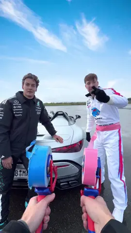 Cuando @MrBeast y @georgerussel se juntan… sabes que algo muy loco va a pasar 😳🔥 Este video lo demuestra: velocidad, locura y cero miedo al límite. ¿Tú correrías algo así? 👇💬 #Formula1 #mrbeast #Racing #Motorsport #Adrenalina 