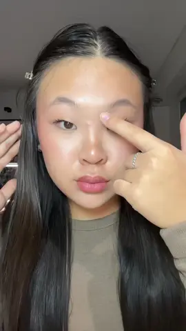 Après 12h de révisions à la BU, ma peau est toujours brillante et mes imperfections ressortent… alors je mise tout sur le premier geste indispensable : l’hygiène. En ce moment j’utilise le CLEANANCE GEL NETTOYANT de Eau Thermale Avène : il purifie, matifie et respecte ma peau sensible. Routine indispensable pour les peaux grasses ou à tendance acnéique ✨ *collaboration commerciale avec @Eau Thermale Avène  #CleananceGelNettoyant #Avene #medecine #stress #boutons 