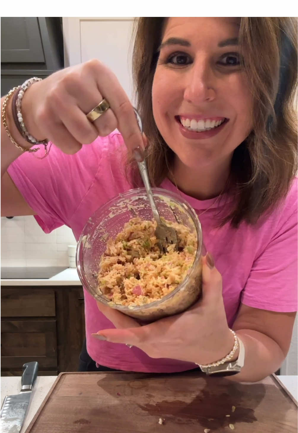 Buffalo chicken salad has been my go-to lately, especially on busy days when I just want something quick and really good. 💛 • I used the Zyliss Easy Pull here, which is a manual food processor, so you just pull the handle to chop and mix everything together. The blades are actually sharp enough to get everything super even in a few pulls, and I love that the bowl and blades go straight into the dishwasher when I’m done. • What I used: canned chicken celery, red onion, and pickles buffalo sauce + mayo Everything goes into one bowl… pull, mix, and lunch is done. • Save this for when you need a fast, delicious lunch that still feels homemade. 👌  #zylisseasypullfoodprocessor https://zyliss.com/discount/TINASCHOENFELDT15?redirect=%2F CODE: TINASCHOENFELDT15 @Zyliss 