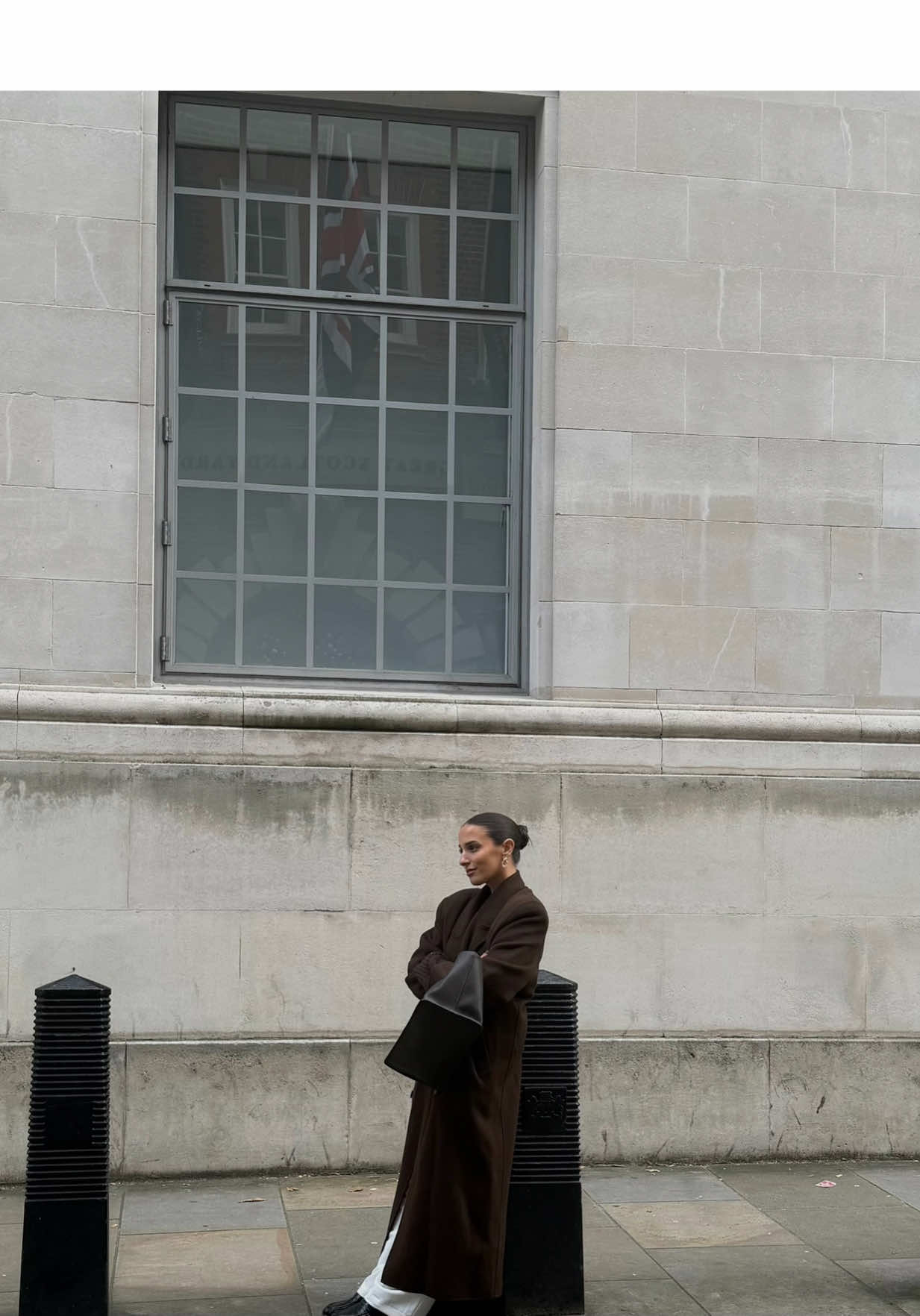 Ootd pour la deuxième journée à Londres. Le marron et le blanc c’est vraiment une valeur sur quand vous ne savez pas trop comment vous habiller je trouve 🤎🤍. J’attends vos avis 🥰 ______ #fashion #fashiontok #OOTD #outfitinspo #outfitoftheday 