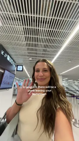 Big proponent of moving in your 20s #movingaway #travel #traveltiktok #travelingtheworld #moving 
