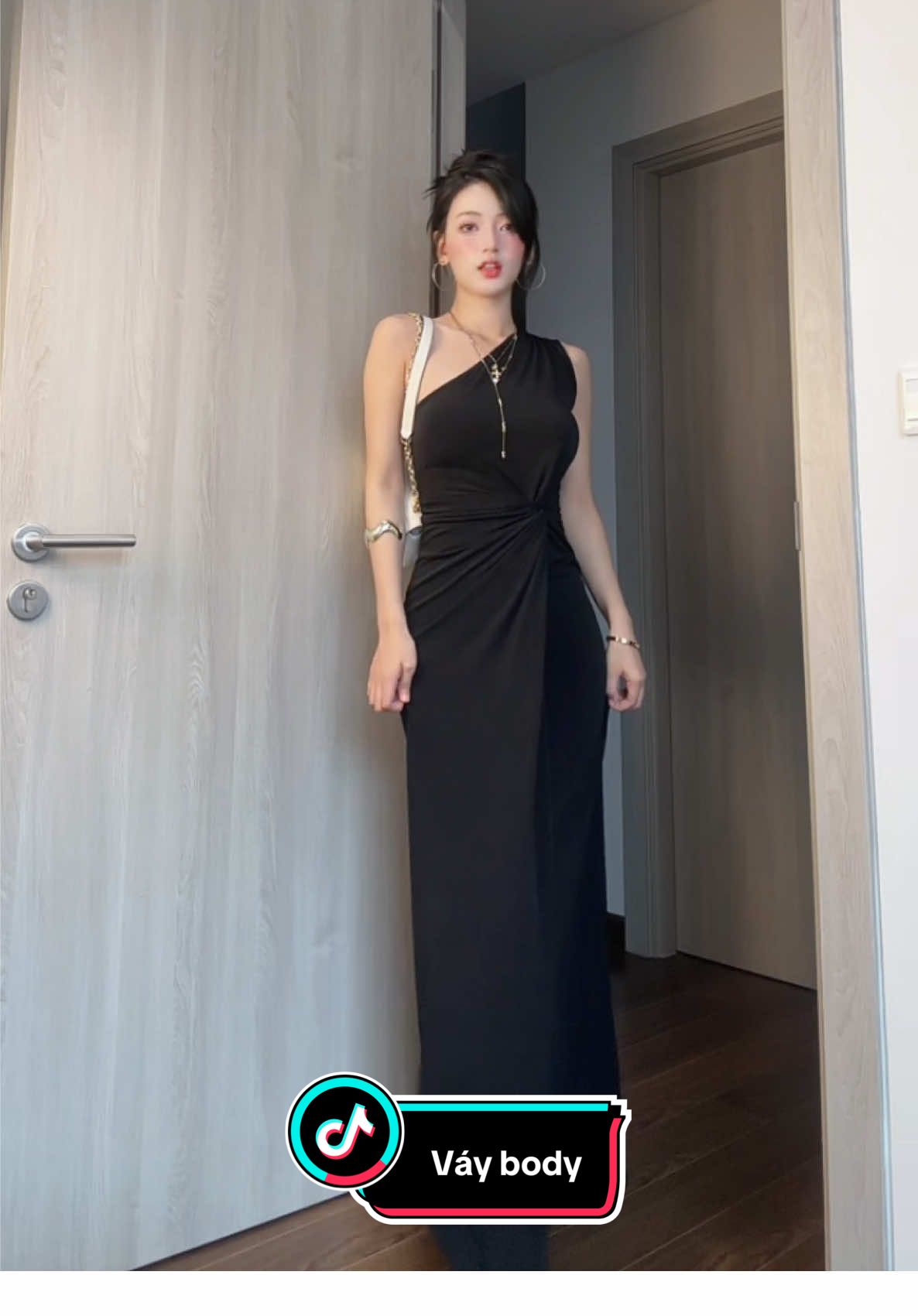 Đi tiệc bao sang#tiktokthoitrang #viral #fyp #outfitideas #dambody 