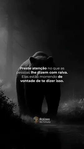 Às vezes, a raiva entrega o que a pessoa sempre quis falar — e você acaba ouvindo verdades que estavam guardadas há muito tempo. 🔥 Preste atenção nesses momentos. A emoção revela o que o silêncio tentou esconder. Use isso para entender melhor quem deve ou não permanecer na sua vida. 📌 Salve este post para lembrar: a sinceridade costuma aparecer quando o autocontrole acaba. inteligência emocional, autoconhecimento, relações humanas, maturidade emocional #fy #frases #indireta #mindset 