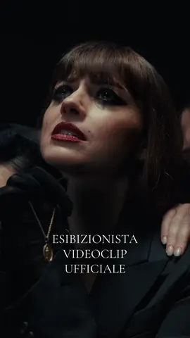 ✨ “Esibizionista” – Annalisa Un manifesto di libertà personale, identità e sguardo senza filtri. Nel nuovo videoclip Annalisa mette al centro la potenza dell’essere sé stessi, trasformando la vulnerabilità in pura forza scenica. Luci, postura, movimento e sguardo diventano linguaggio: non per piacere, ma per esistere. Un invito a mostrarsi senza paura — oltre lo sguardo degli altri.