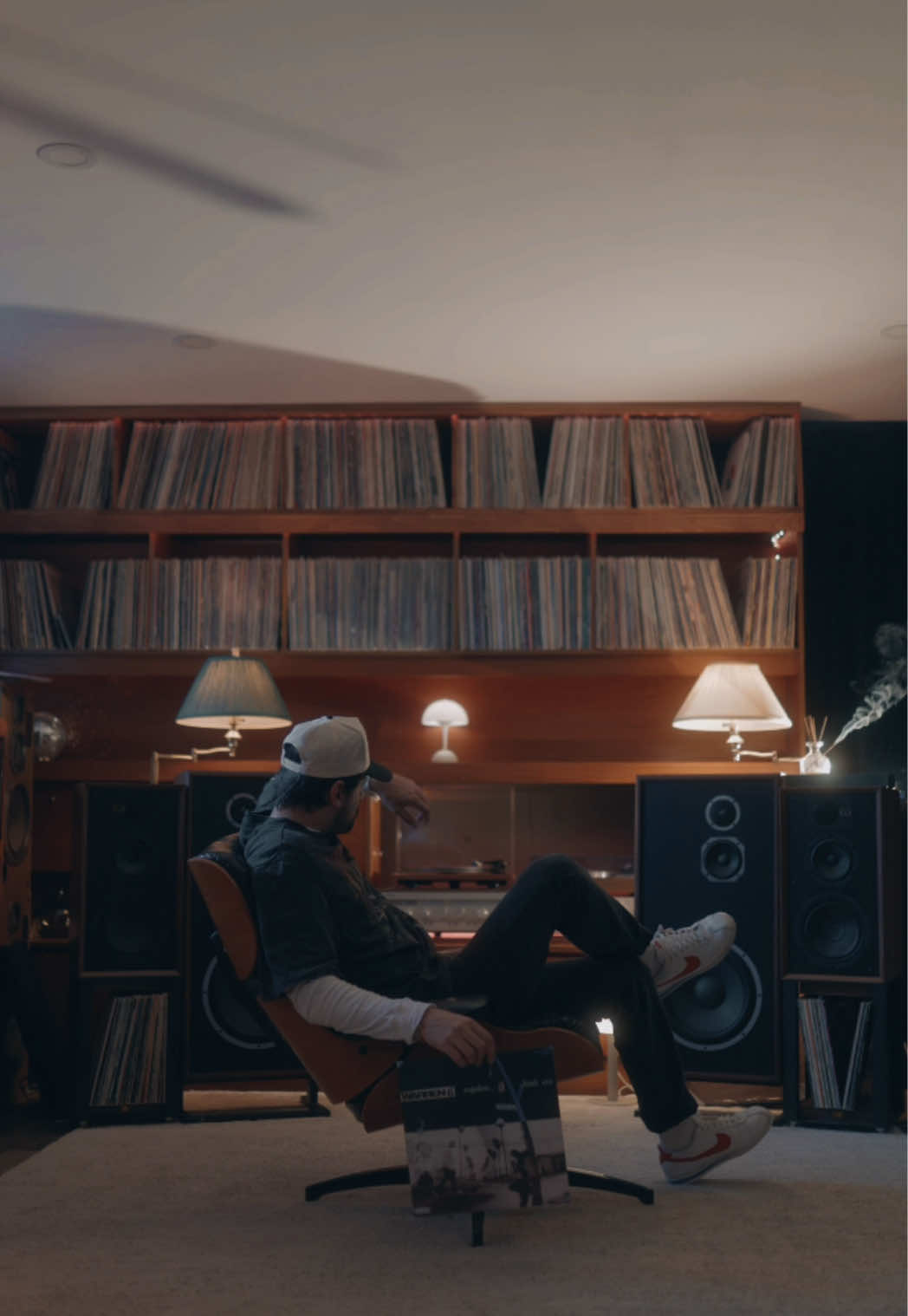 Let’s spin Regulate by Warren G (feat. Nate Dogg) • • @Sean 🎥  • • #warreng #vinylnights #music #musiclover #songoftheday            