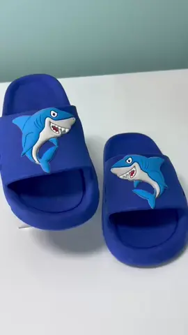 🦈 O slide mais radical chegou! . Chinelo Slide de tubarão para pequenos cheios de atitude. #calcadoinfantil #chinelonuvem #conforto 