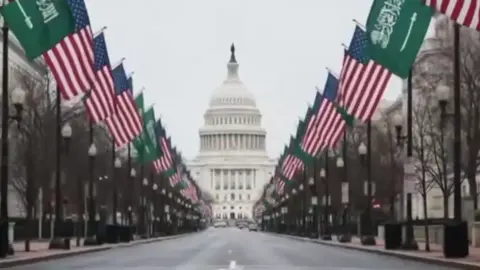 ‏عليك الله اكبر يامحمد كلها تزهاك ... 🇸🇦🇸🇦 ‏ياعز الشرق الاوسط ياذراه وريف مرباعه. 🤍 #ولي_العهد_محمد_بن_سلمان #محمد_بن_سلمان #موكب_محمد_بن_سلمان #واشنطن