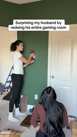 Jack I may be able to renovate an office now but I still can’t fill my water bottle so don’t ask. Love you tho🥰 #meghanandjack #gamingroom 