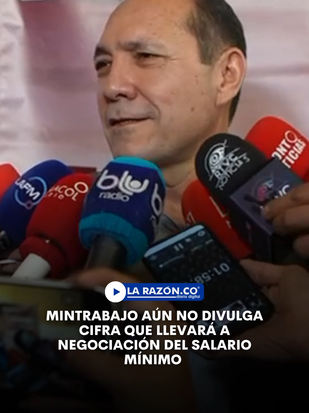 De cara a la negociación del salario mínimo, el ministro de Trabajo afirmó que el Gobierno llegará a la mesa con la intención de mejorar los ingresos reales de los trabajadores e incorporar el concepto de salario vital y móvil. Sanguino pidió responsabilidad a los gremios y garantizó que las cifras oficiales serán entregadas por Hacienda y el DANE para una discusión transparente.