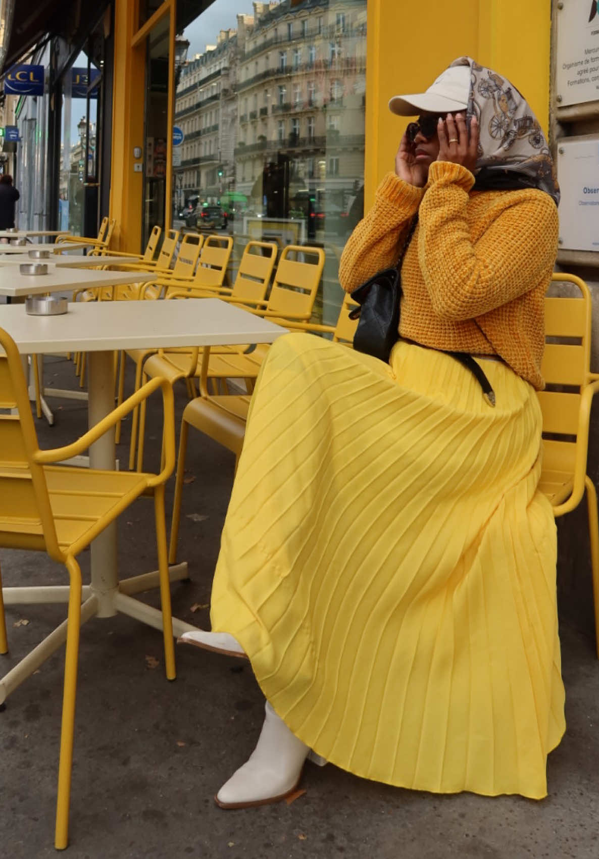 Qu’est-ce qui est jaune est qui attend ? Mdrrrr Je voulais juste vous montrer mon look du jour et surtout un peu de couleur dans vos fyp enfaite 💛💛  #outfit #lookdujour #outfitinspo #outfitoftheday #parisstyle 