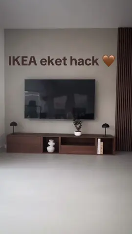 Wist je dat je zelf heel makkelijk je tv meubel kunt samenstellen met de @IKEA eket serie 🤎 Hier is hoe ik die van mij heb samengesteld stap voor stap ✌️ Daarna aangekleed met twee led lampjes, een look a like bonsai boompje, boek covers en een organische vaas. Het mooiste hiervan is dat je dat je kunt mixen en matchen zodat het in jouw ruimte past ✨ #ikea #ikeafinds #tvmeubel #eket #japandi 