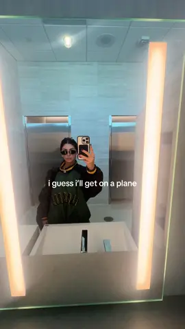 Reunited with my bestie (obv had to wear the packers tracksuit) #collegeroommates #reunited #bestfriend #greenbay #bffs @emily 