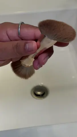 Best brush cleanser I’ve ever used!!! #brushcleaner #brushcleanser #tiktokshopblackfriday #tiktokshopblackfridaydeals 