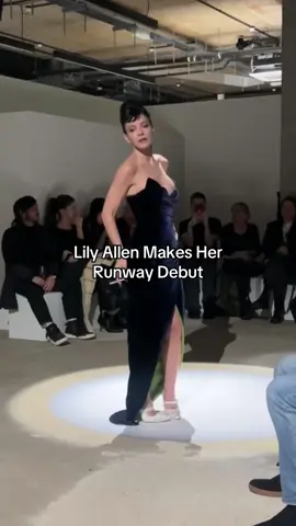 The West End Girl herself, #lilyallen made her runway debut in #16Arlington’s intimate salon-style show in London. The singer hit her strut in a glamorous velvet floor-length gown alongside models Paloma Elsesser, Adowa Aboah and Lila Moss.