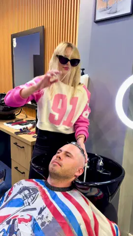 Hej 🙋‍♀️ już niedługo wpadamy z nowym teledyskiem, który pojawi się na YouTube… 💈🔥 Muzyka, styl i świeże cięcie — wszystko w jednym miejscu. Zostańcie z nami ✂️✨