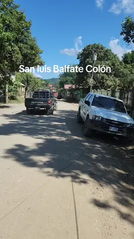 No hay paso para Camión ni buses en este instante. A la altura de san luis Balfate Colón. 