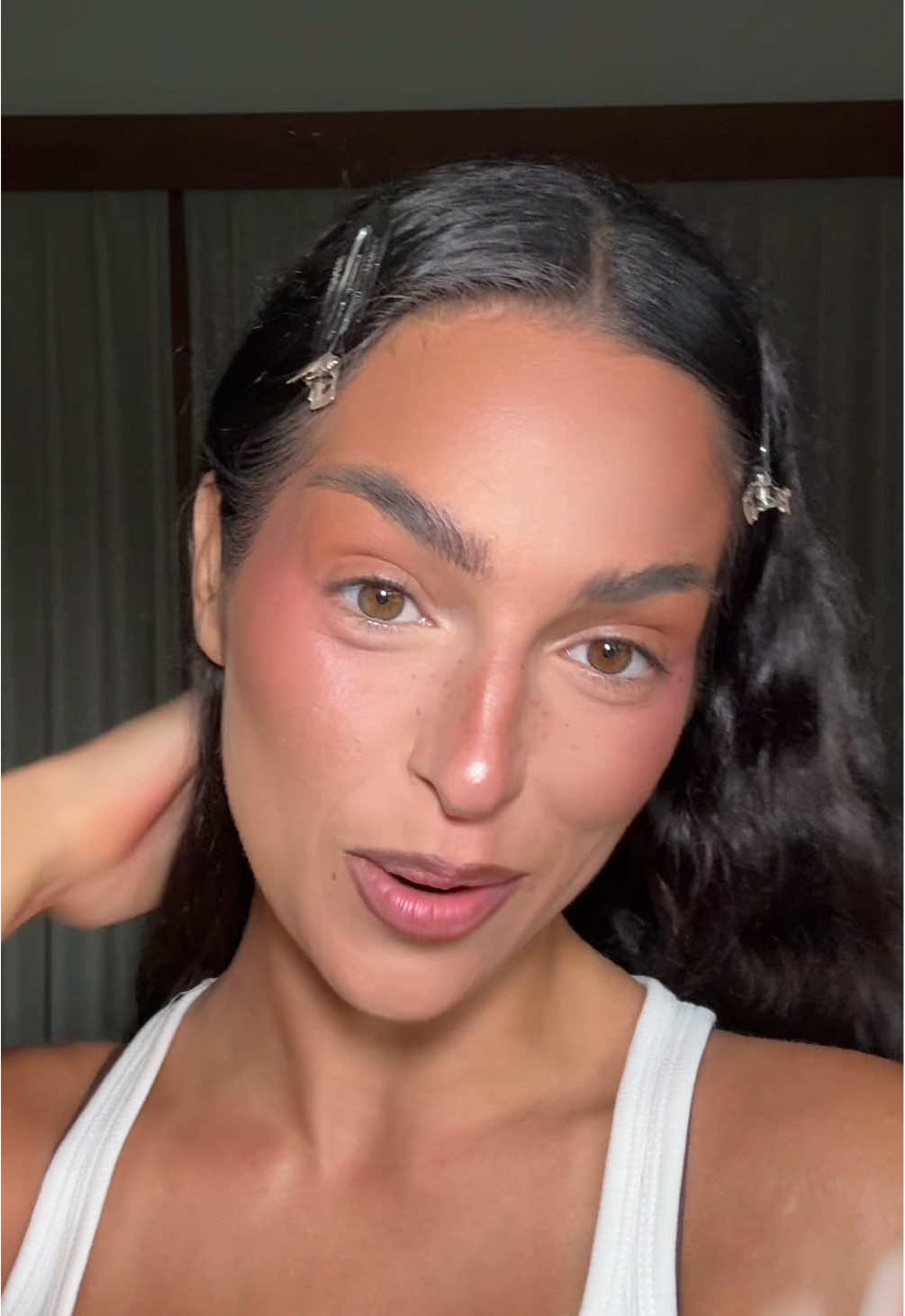 Amigasss✨ hoy convertimos este maquillaje donde hemos utilizado en media cara mis productos más claro y en la otra los más oscuros en un maquillaje normal🤍 que os parece? #makeupchallege #challengedemaquillaje #maquillateconmigo 