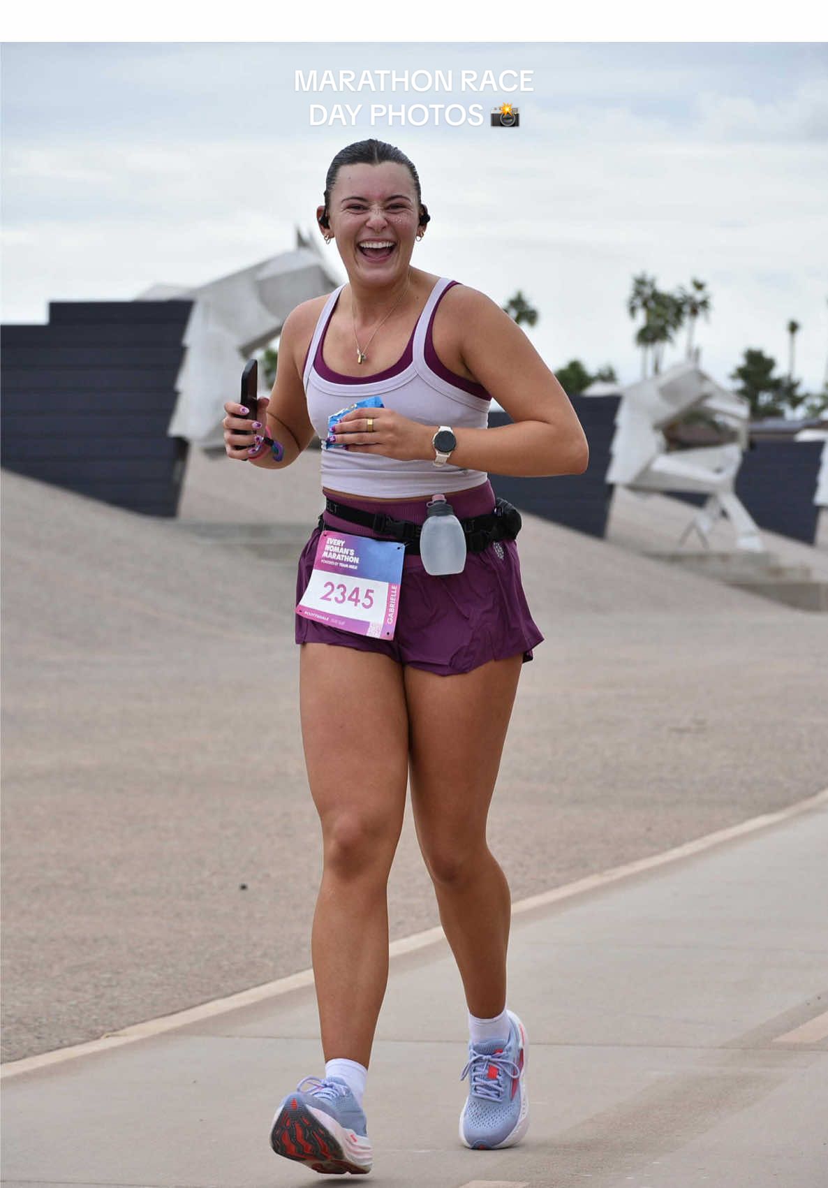 smiles are what GOT ME THROUGH 📸🤳🏽🏃🏽‍♀️ #racephotos #marathon #marathoner #runnergirl #raceday    