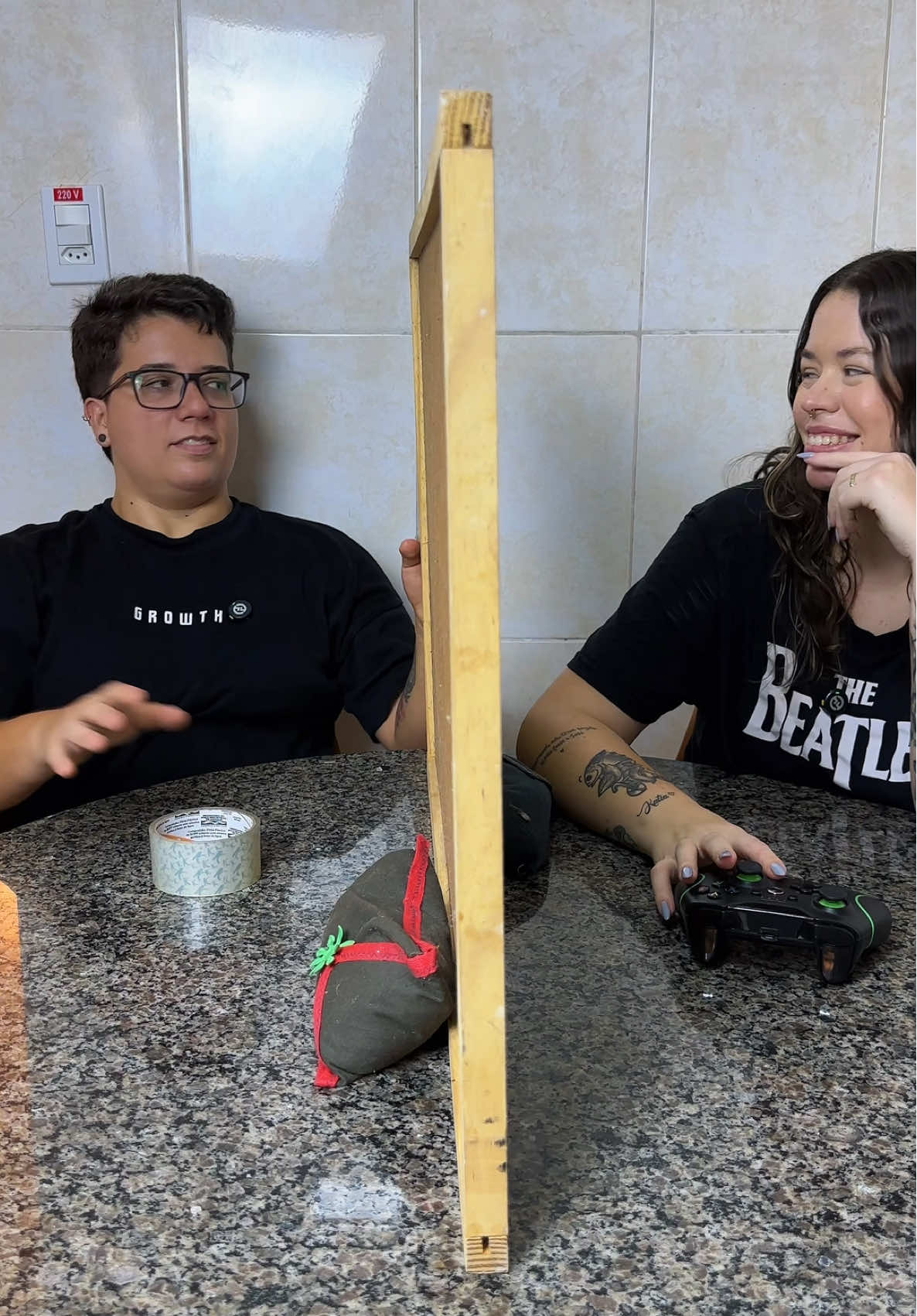 Ok, já entendemos que fazemos errado a trend, mas esse é o nosso jeitinho 😂 #trendoobjeto #humor #casalengraçado #meme #viral