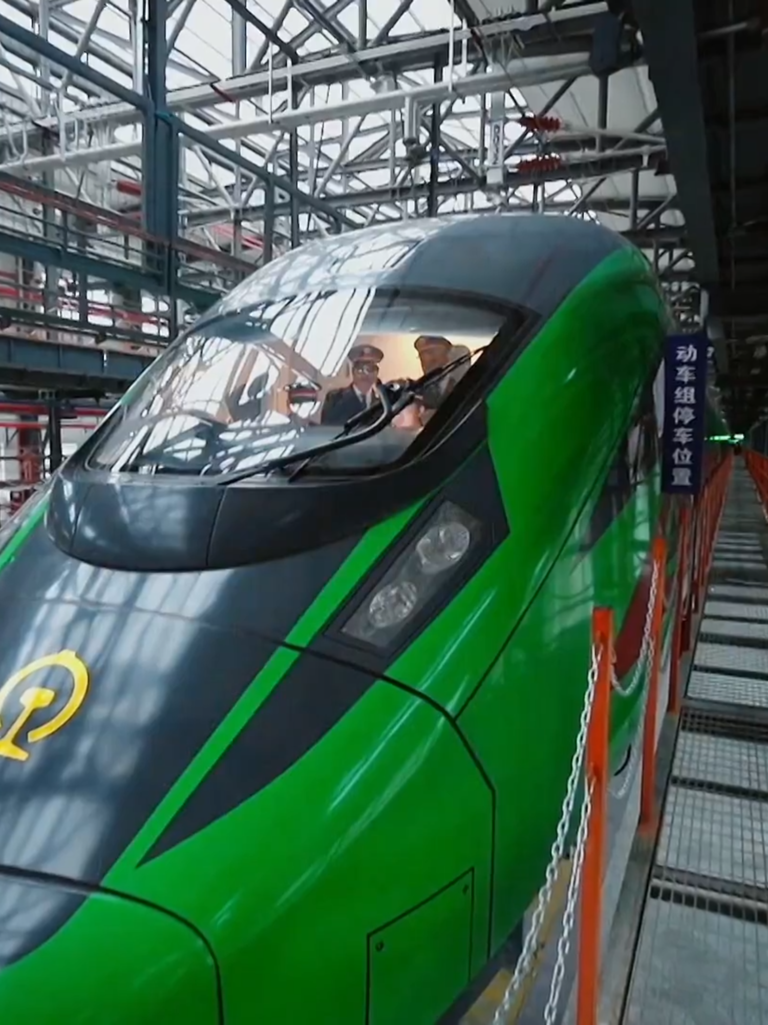 Sonam Wangdrak's childhood dream was to become a train driver. Through relentless determination, the shepherd boy from the grasslands in Qamdo became the first driver on the Lhasa-Nyingchi route – #Xizang Autonomous Region's first and the world's highest electrified railway.