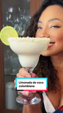 Limonada de coco colombiana, que já se tornou a minha preferida!  Ingredientes 200ml de leite de coco Suco de 2 limões ½ xic de leite condensado 100ml de água Bastante gelo Coco ralado para decorar #limonada #limonadadecoco #receita 