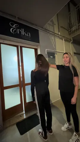 Che spettacolo 💥💥💥 Trattamento lisciante alla Keratina… Keratin smoothing 😍 La cheratina si trova naturalmente all’interno di unghie, peli e capelli e consiste in una proteina costituita da lunghe catene di aminoacidi associati a vitamine e oligoelementi; insieme, danno vita a una complessa struttura estremamente importante per la salute dei capelli…. Un trattamento alla cheratina, quindi, si rivela utile in tutti quei casi in cui il benessere dei capelli risulta compromesso a causa sia dell’utilizzo di prodotti cosmetici inadatti o aggressivi, sia dell’esposizione ad agenti atmosferici quali inquinamento, vento, sole e umidità; in entrambi i casi, la chioma viene danneggiata mostrandosi sfibrata, opaca e crespa… Grazie al trattamento lisciante alla cheratina, nello specifico, si va a modificare la struttura del capello rompendo i ponti sulfurei e fissandoli attraverso il calore della piastra, senza appesantire ed eliminando al contempo l’effetto crespo… X info e prenotazioni contattaci al 3806917339 @🦋Ross🦋  #cheratina #cheratinacapelli #treatment #keratinabrasileña #keratina     