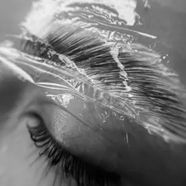 Laminazione ciglia e sopracciglia ❤️ ✨Come si Effettua la Laminazione sopracciglia✨ 1. Pulizia Le sopracciglia e l'area circostante vengono accuratamente pulite con un detergente specifico per rimuovere ogni traccia di trucco, sebo o residui. 2. Ammorbidimento (La Soluzione N° 1) Applicazione: Viene applicata una prima soluzione chimica che ha il compito di ammorbidire i peli rendendoli malleabili e facili da modellare. 3. Modellazione e Fissaggio (La Soluzione N° 2) Pettinatura e Styling: I peli vengono pettinati e fissati nella nuova direzione e forma desiderata utilizzando una colla cosmetica. Fissaggio: Viene applicata una seconda soluzione (il neutralizzatore) che ha il compito di ri-fissare i legami di cheratina nella nuova posizione, bloccando la forma. 4. Tinta e Epilazione (Passaggi Opzionali) Tinta (Colorazione): Se desiderato, viene applicata una tinta specifica per sopracciglia. Questo passaggio intensifica il colore dei peli (anche quelli più chiari o sottili) per un effetto più definito e pieno. Definizione: Dopo la tinta, i peli in eccesso vengono rimossi con pinzetta per perfezionare e pulire i contorni dell'arcata. 5. Nutrimento Finale (Il Siero) Nutrimento: Viene applicato un siero finale (spesso ricco di cheratina, vitamine e oli) che idrata, lucida e nutre in profondità, contribuendo a mantenere la salute del pelo a lungo. Dopo il trattamento, è fondamentale non bagnare le sopracciglia per almeno 24 ore per consentire alle soluzioni di fissaggio di completare il loro effetto. #laminazioneciglia #laminazionesopracciglia #esteticaavanzata #beauty #LashStylist 