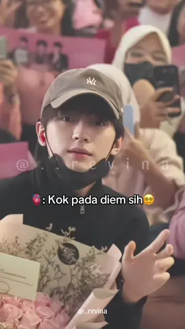 Zhou Yiran di Negara lain VS Zhou Yiran di Indonesia❤️, Aman Yiran tenang udah ada testimoninya akhir bulan Juni yang lalu Yuan datang ke Indonesia aman-aman aja dia, malah sampe bawa oleh-oleh keripik singkong🤣, Yiran jangan sampe kalah sama Yuan🤣, Yiran harus bawa pulang bakso, seblak, sate, pempek, mie ayam, dan rendang, oh iya jangan lupa juga Yiran velocity an🤭❤️ #zhouyiran #zhouyiran周翊然 #周翊然 #zhouyirankeindonesia #wetv #wetvindonesia #wetvalwaysmore #fanmeeting #fanmeet #wheniflytowardsyou #wifty #aktorchina #aktorchina🇨🇳 #actorchinese #chineseactor #globalbrandambassador #cdrama #chinesedrama #cdramalover #drachin #drachinlovers #dramachina #dramachinaupdate #kolosal #dramakolosal #behindthescene #idol #army #xyzbca #moots? #4u #fyppppppppppppppppppppppp #iklan #viral #artist #tiktok #tutorfyp #actor #china #trending #masukberandafyp #lewatberanda #foryoupage #fyp  