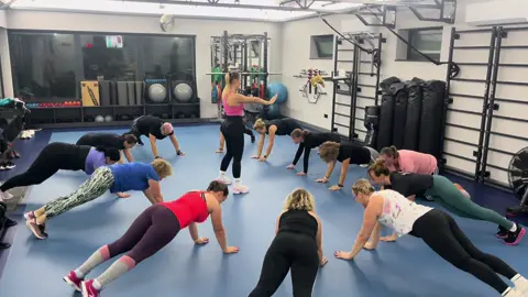 M A C A R E N A 😎💪 #workout #workoutgroupsession #macarenachallenge #girlssupportgirls #sofun 