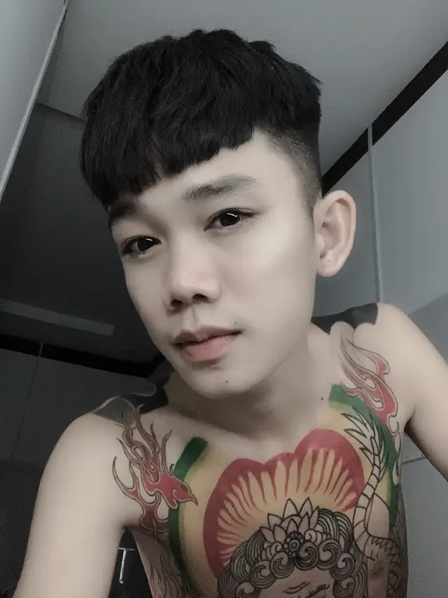 Anh chấp nhận cô đơn, chấp nhận đi sớm về hôm một mình Anh không cần bất cứ một ai bước vào cuộc đời anh gieo những thương nhớ rồi biến mất 1 cách vô tình. Thà rằng có buồn một chút còn hơn là chịu đựng nỗi đau một đời.