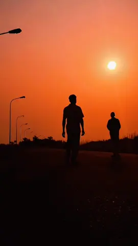 #CapCut #fyp#trend #كلمات_تلامس_القلب #اقتباسات بل مواقف رح تعرف مين سندك.. أحياناً ضيقة واحدة بتكشفلك كل الوجوه الحقيقية. تابعني لاقتباسات وأقوال مؤثرة يومياً ✨