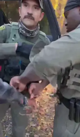 #charlotte Esto es la forma cque están tratando a la comunidad solo por el color de piel y le tiraron sus documentos   #viralchallenge #inmigracionusa🇺🇲 #ice #inmigranteslatinos 