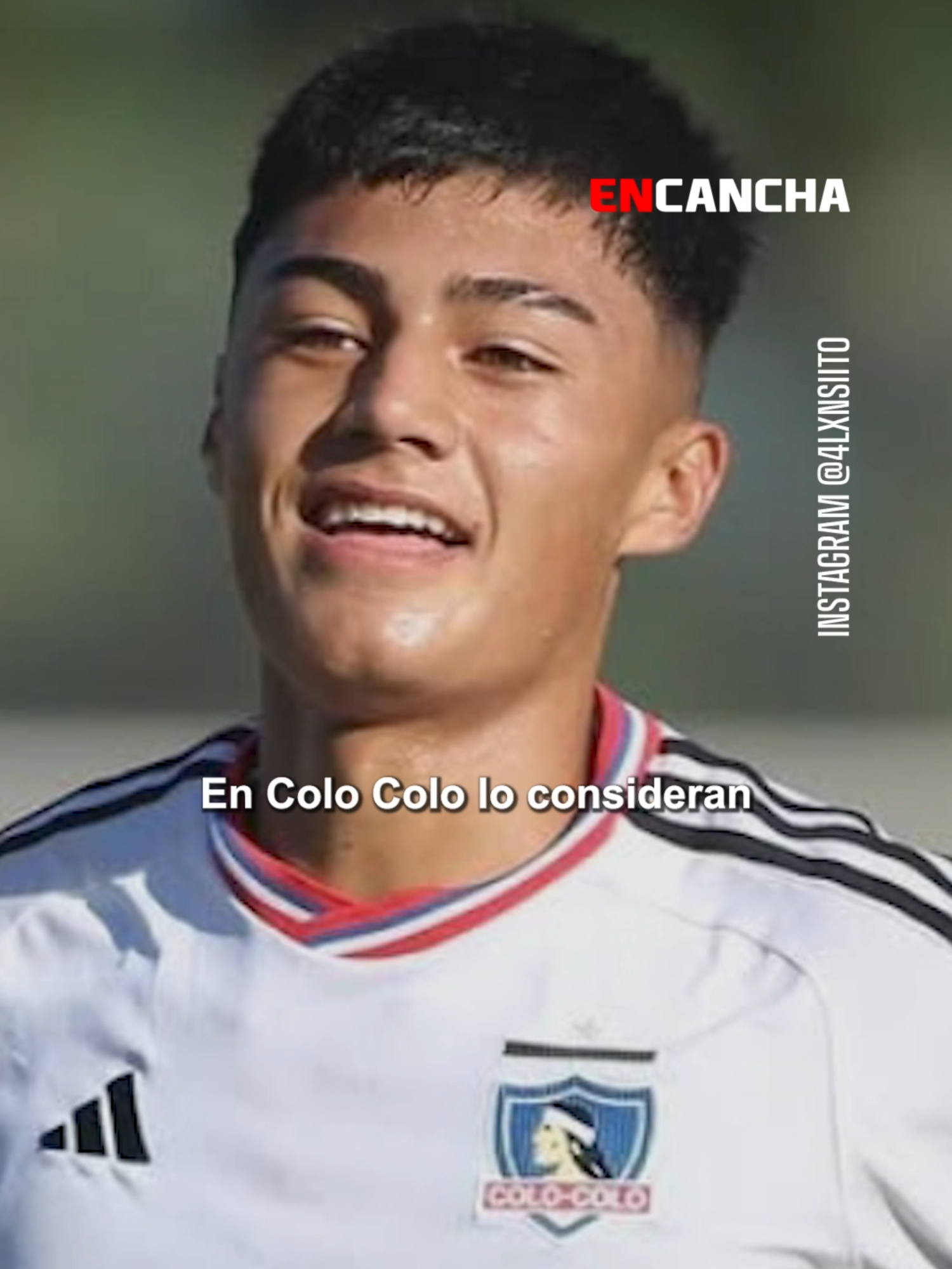 LAS TRES JOYAS QUE QUIERE IMPULSAR EL CACIQUE EN 2026 🏁 Colo Colo ya piensa en 2026 y el plan de la dirigencia y el cuerpo técnico es darle protagonismo a la cantera. Eduardo Villanueva se mantendrá como suplente, pero esta vez con más minutos asegurados para cubrir las ausencias de Fernando De Paul. Alonso Olguín y Bruno Torres, centrales de La Roja Sub 17 en el Mundial de Qatar, también asoman con chances. El primero destaca por su faceta goleadora y el segundo por su sólida marca y presencia en ambas áreas. #ColoColo