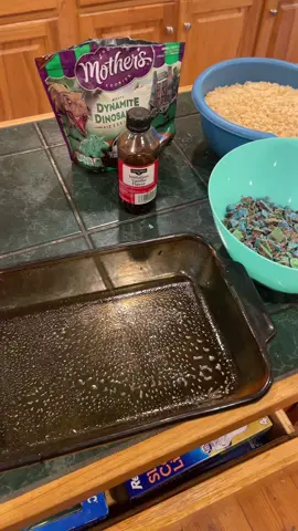 Animal cracker rice crispy treats #delisious #viral 