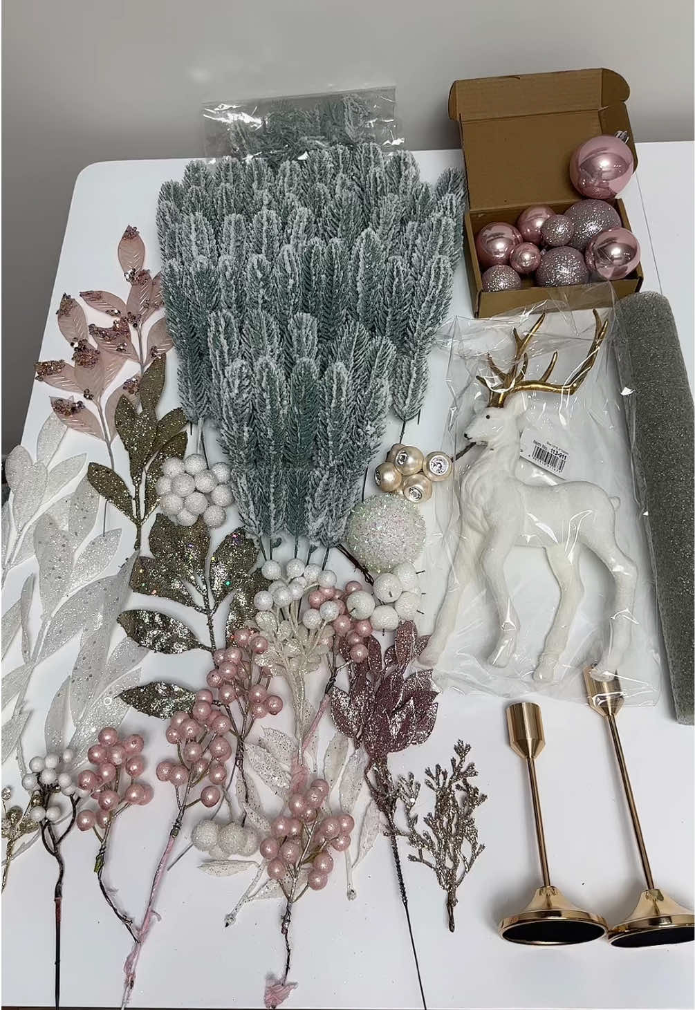 ✨ Повний набір для святкового декору у рожево-біло-золотому стилі 🎀✨ Усе, що потрібно для розкішної композиції: хвоя, олень, два підсвічники, ягідки, блискучі гілочки та декор у ніжних пастельних відтінках. Просто купуй, створюй вдома й отримуй задоволення - набір уже продуманий до дрібниць. ❄️🤍