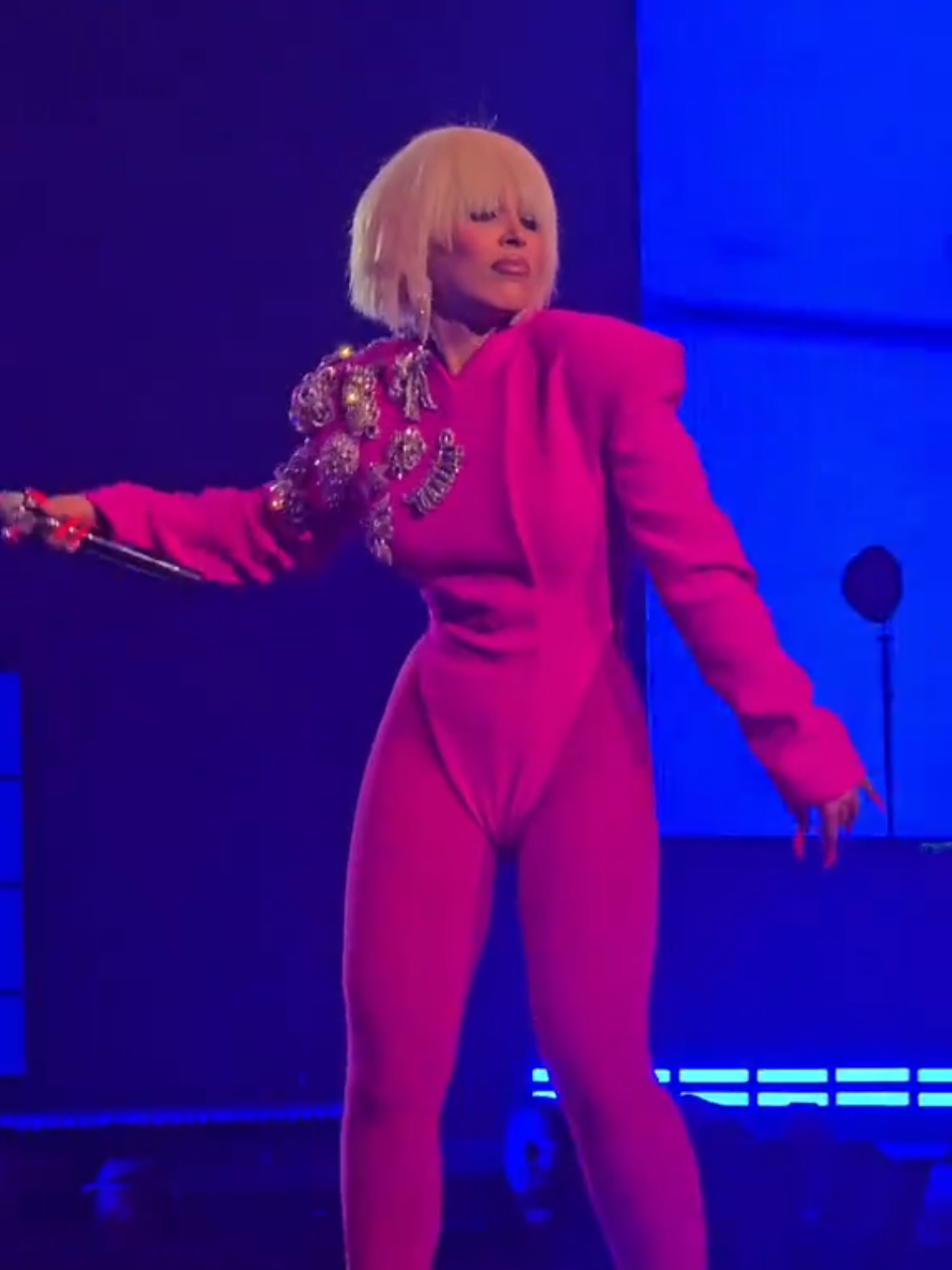 Paint the town redd ♥️♥️ #dojacat #doja #dojacattour #dojacat2025 #tourmavie   @Doja Cat 