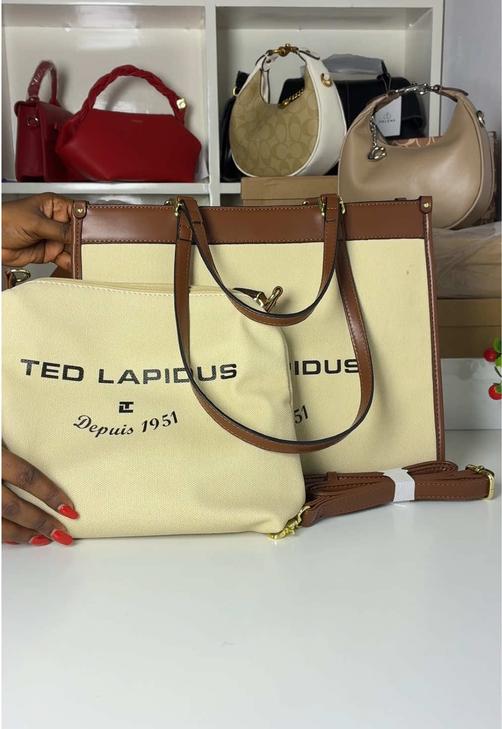 Le four-tout parfait pour vos journées chargées :stylè,spacieux et toujours tendance.Livraison partout à Abidjan &#côtedivoire🇨🇮 #bonplan #tiktok225🇨🇮 #sacamain #viraltiktok 