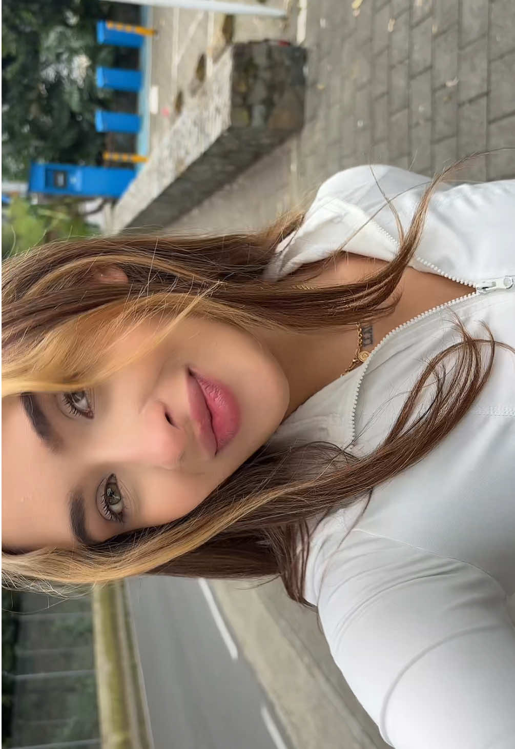 Ay mor… ¿a ti también te pasa que vas caminando y de nada te tropiezo con cualquier cosita? 🥹💞 déjame un comentario para no sentirme sola jajaja 